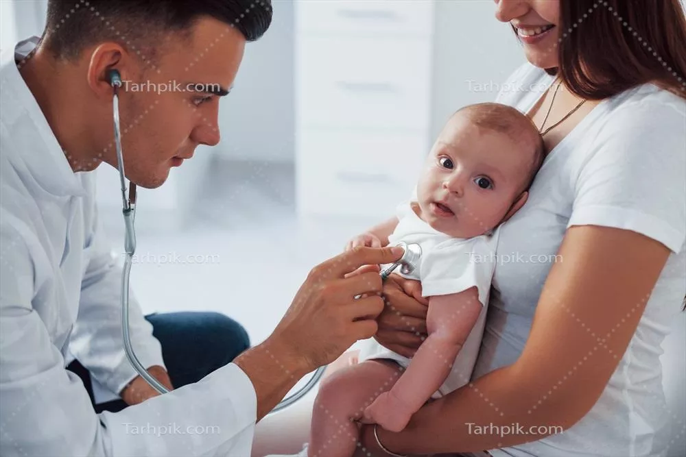 عکس پزشک جوان اطفال در کلینیک با کمک مادر، در کنار نوزاد در روز