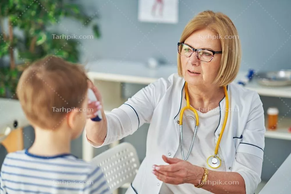 عکس پزشک اطفال در حال معاینه کودکان کوچک در کلینیک و بررسی دما