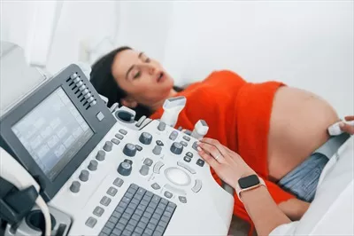 عکس بررسی سلامت زنان باردار با استفاده از سونوگرافی در کلینیک