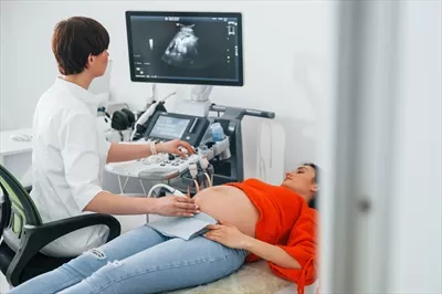 عکس بررسی سلامت زنان باردار با استفاده از سونوگرافی در کلینیک