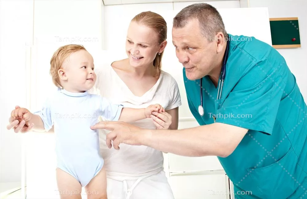 عکس مادر و کودک در حال معاینه پزشکی: لحظه ای از مراقبت و محبت