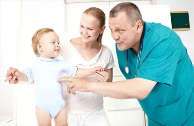 عکس مادر و کودک در حال معاینه پزشکی: لحظه ای از مراقبت و محبت