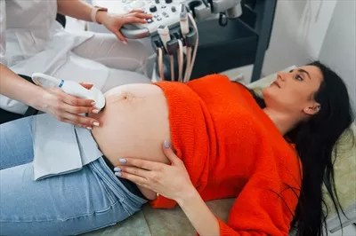 عکس بررسی سلامت زنان باردار با استفاده از سونوگرافی در کلینیک