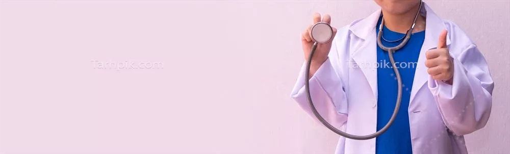 عکس دختر آسیایی در حال بازی با تجهیزات پزشکی و گوشی پزشکی در دست