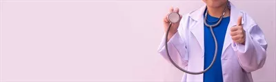 عکس دختر آسیایی در حال بازی با تجهیزات پزشکی و گوشی پزشکی در دست