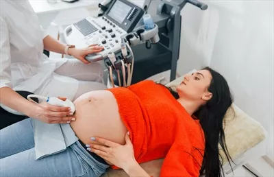عکس بررسی سلامت زنان باردار با استفاده از سونوگرافی در کلینیک