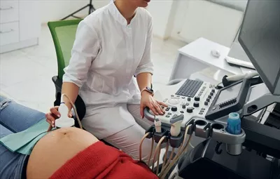 عکس بررسی سلامت زنان باردار با استفاده از سونوگرافی در کلینیک