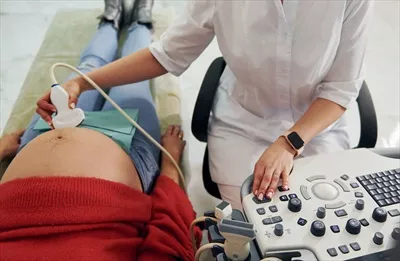 عکس بررسی سلامت زنان باردار با استفاده از سونوگرافی در کلینیک