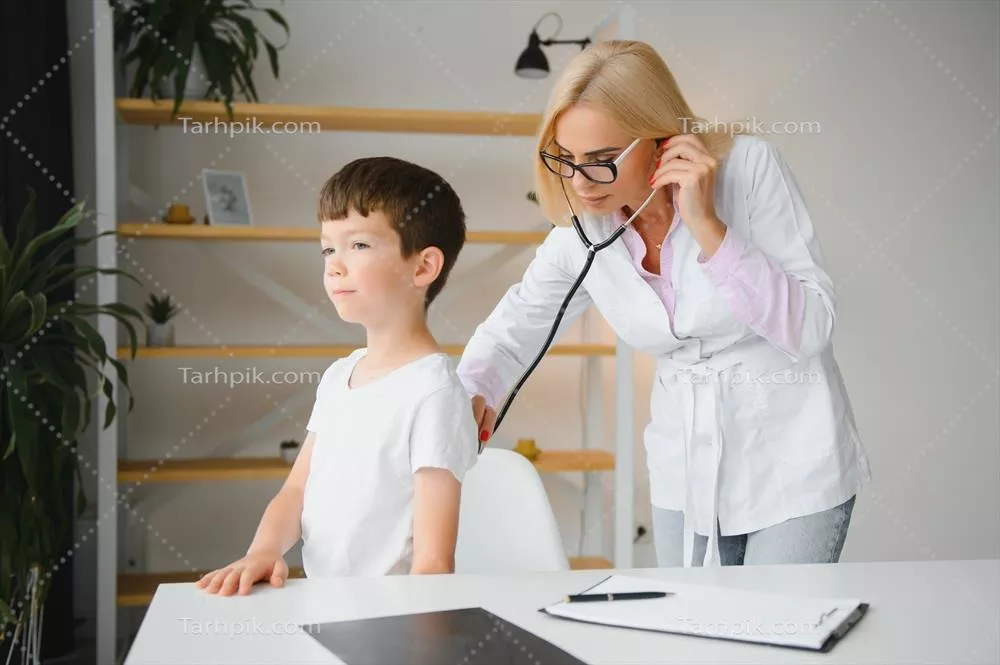 عکس پزشک اطفال در حال معاینه یک پسر بچه دوست داشتنی با گوشی پزشکی