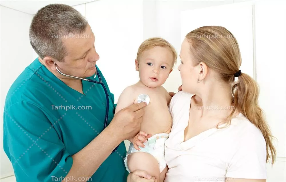 عکس پزشک اطفال در حال معاینه کودک و بررسی وضعیت سلامتی او