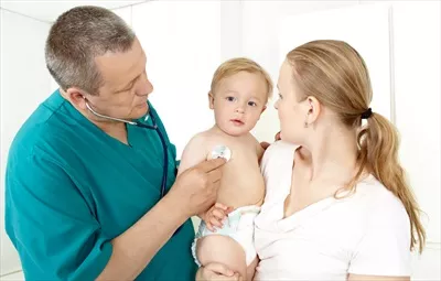 عکس پزشک اطفال در حال معاینه کودک و بررسی وضعیت سلامتی او