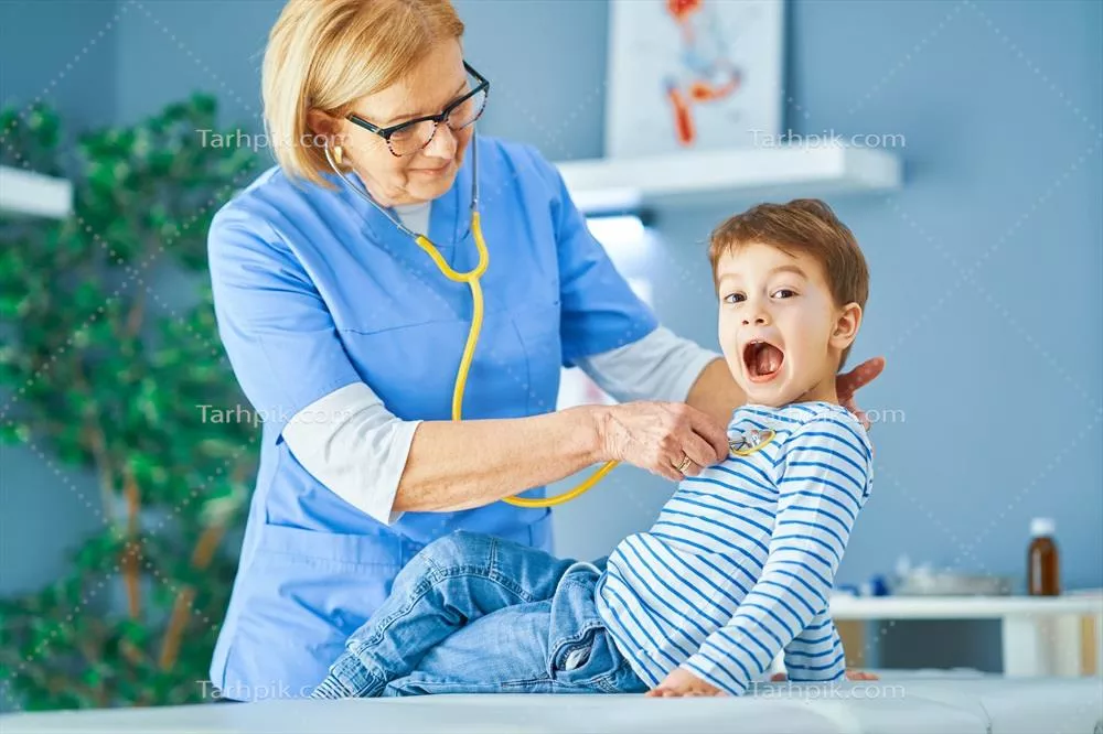 عکس پزشک اطفال در حال معاینه کودکان در کلینیک به صورت حرفه ای