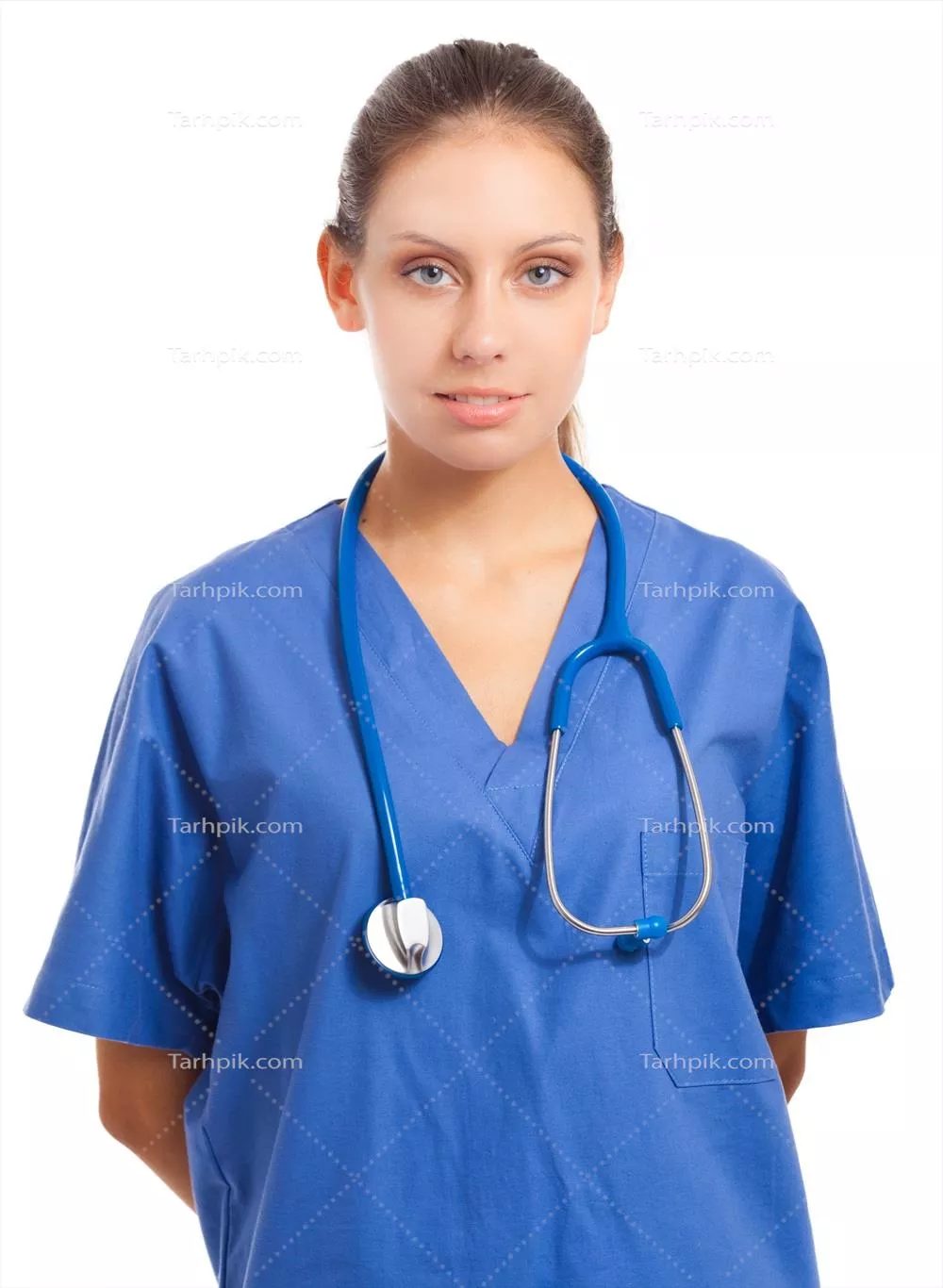 عکس پرتره ای از یک پزشک زن دوستانه و مهربان در محیط درمانی