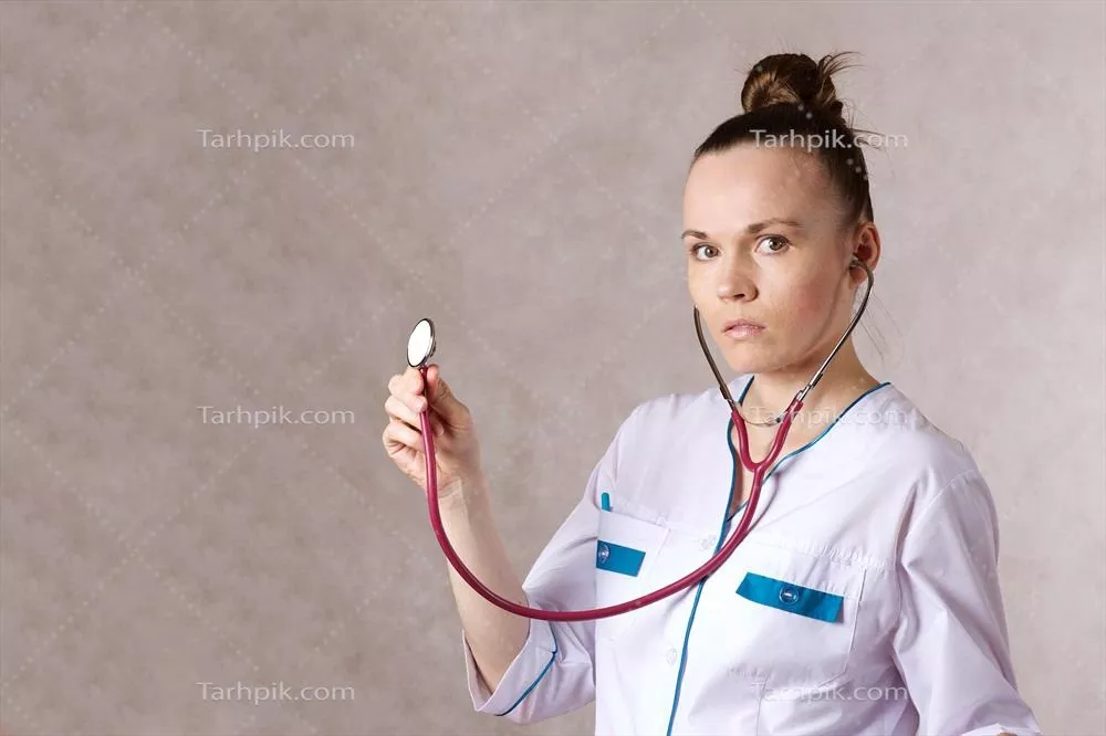 عکس دکتر جوان زن در لباس پزشکی سفید با لبخند دلنشین