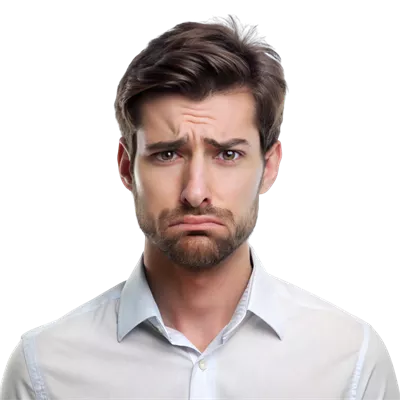 عکس دوربری مرد جوانی با ابروهای درهم و حالت تنش در یک محیط مینیمالیستی