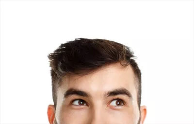 عکس تصویری از نیمه صورت با حالت خاص در پس زمینه سفید