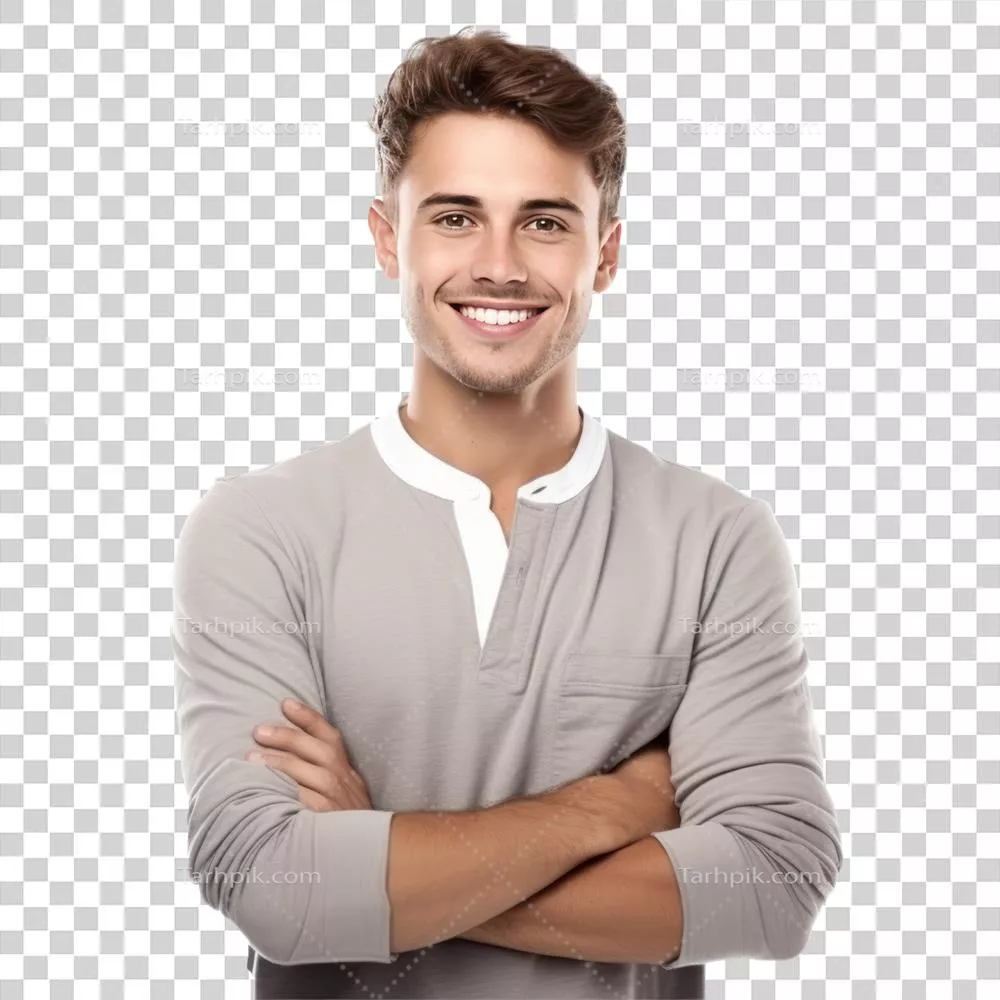 عکس دوربری پرتره ای جذاب از یک مرد جوان خوش چهره با لبخند و دستان در هم قفل شده