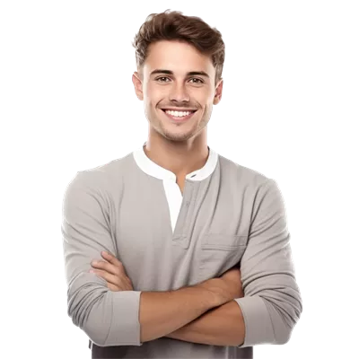 عکس دوربری پرتره ای جذاب از یک مرد جوان خوش چهره با لبخند و دستان در هم قفل شده