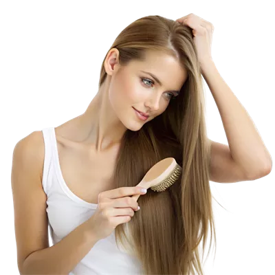 عکس دوربری زنی در حال شانه زدن به موی بلندش در یک اتاق روشن و زیبا