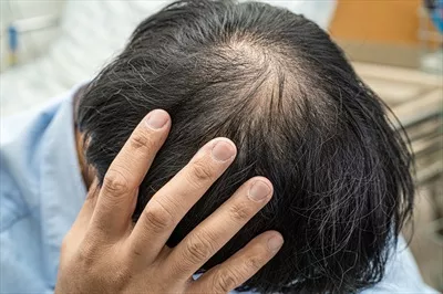 عکس مردی با سر طاس و با اعتماد به نفس در محیط کار فعال و هوشمند