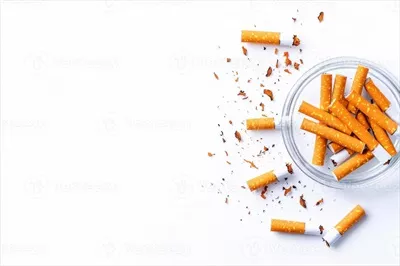 عکس سیگارهای شکسته و خاکسترشکننده: نماد سفر به سوی ترک سیگار و رهایی از اعتیاد