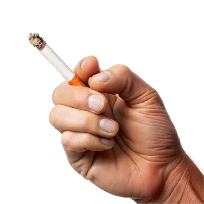عکس دوربری تصویری نزدیک از دست holding یک سیگار روشن در پس زمینه شفاف