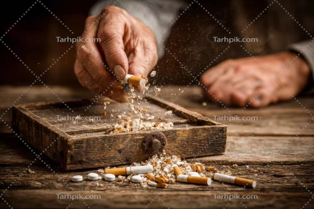 عکس مردی در حال ریختن سیگارها به داخل یک جعبه است