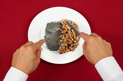 عکس تصویری از سیگارهای خوراکی که به طرز عجیبی بلعیده می شوند