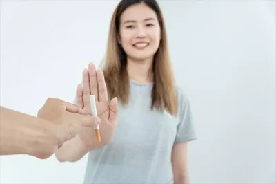 عکس زنی که با قاطعیت سیگار را رد می کند و به سلامتی خود اهمیت می دهد
