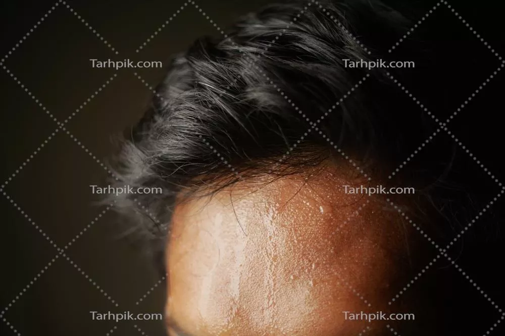 عکس تصویری نزدیک از عرق بر روی پیشانی در پس زمینه تاریک