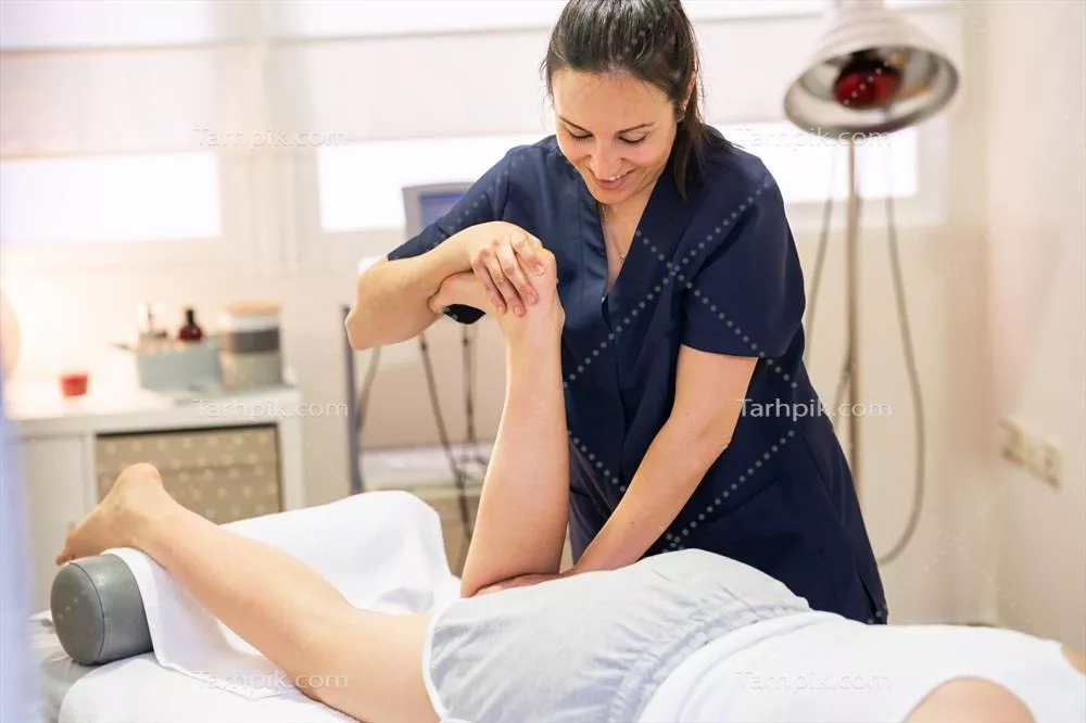 عکس ماساژ درمانی در ناحیه پا در مرکز فیزیوتراپی برای بهبود سلامت