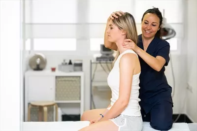 عکس فیزیوتراپیست در حال بررسی وضعیت بیمار خود در مرکز فیزیوتراپی
