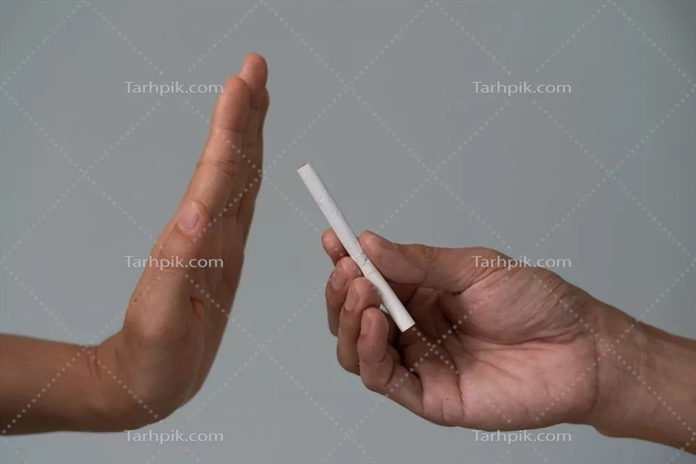 عکس مردی که سیگار را کنار گذاشته و به سلامتی خود اهمیت می دهد