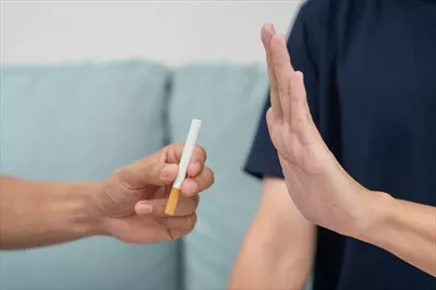 عکس مردی که سیگار را کنار گذاشته و به سلامتی خود اهمیت می دهد