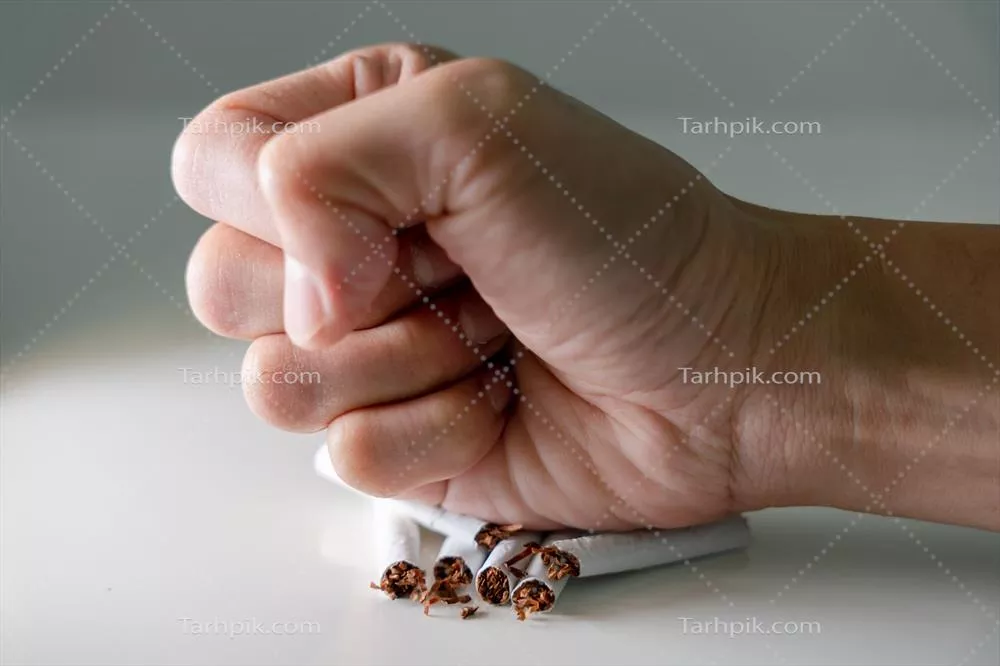 عکس مردی که سیگار را کنار گذاشته و به سلامتی خود اهمیت می دهد