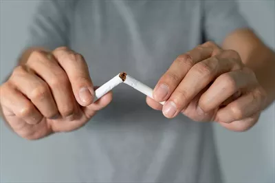 عکس مردی که سیگار را کنار گذاشته و به سلامتی خود اهمیت می دهد