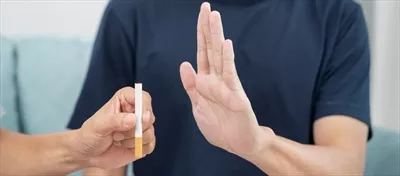عکس مردی که سیگار را کنار گذاشته و به سلامتی خود اهمیت می دهد