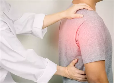 عکس پزشک در حال معاینه بیمار مبتلا به درد و التهاب کمر