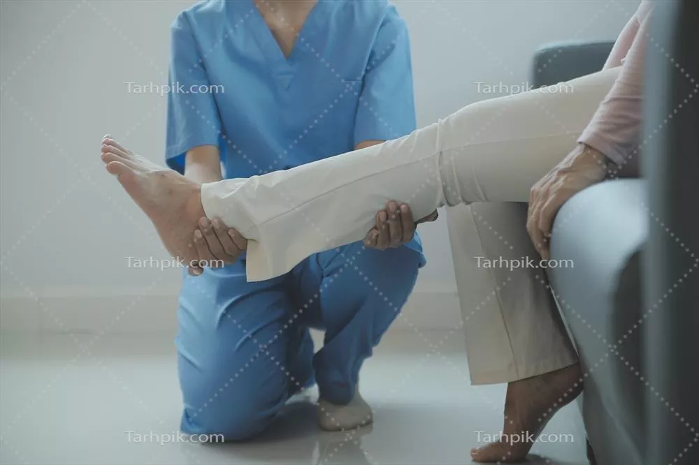 عکس بیمار در حال انجام تمرینات ویژه تحت نظر در یک اتاق