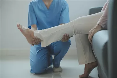 عکس بیمار در حال انجام تمرینات ویژه تحت نظر در یک اتاق