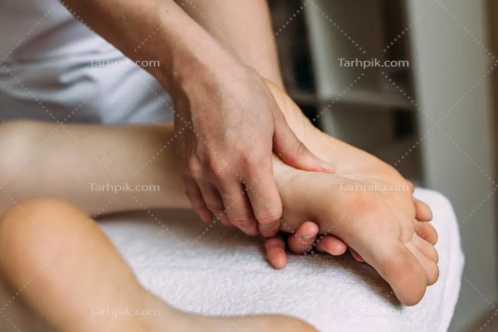 عکس ماساژ پاهای زنانه در یک مرکز زیبایی: تجربه ای آرامش بخش و دلپذیر