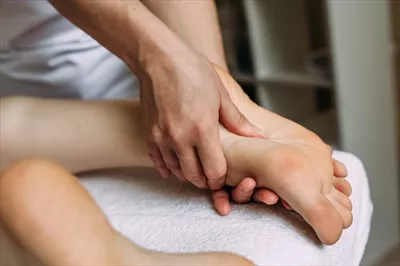 عکس ماساژ پاهای زنانه در یک مرکز زیبایی: تجربه ای آرامش بخش و دلپذیر