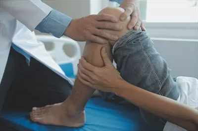 عکس بررسی درد کمر و ناحیه ستون فقرات توسط پزشک یا فیزیوتراپیست در مرکز توانبخشی