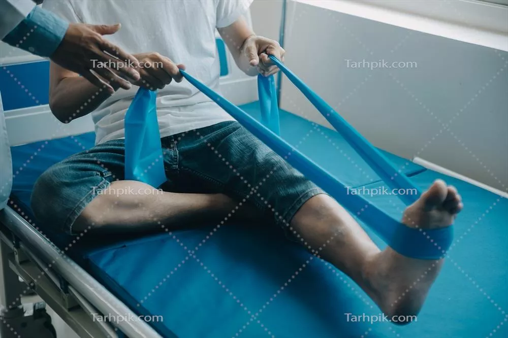 عکس بررسی درد کمر و ناحیه ستون فقرات توسط پزشک در مرکز توانبخشی