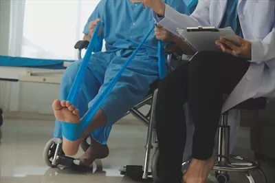 عکس فیزیوتراپیست در حال درمان بیمار در یک دفتر روشن و دلنشین