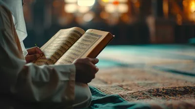 عکس تصاویر آرامش بخش از افراد مشغول به خواندن و تلاوت قرآن در شب های رمضان