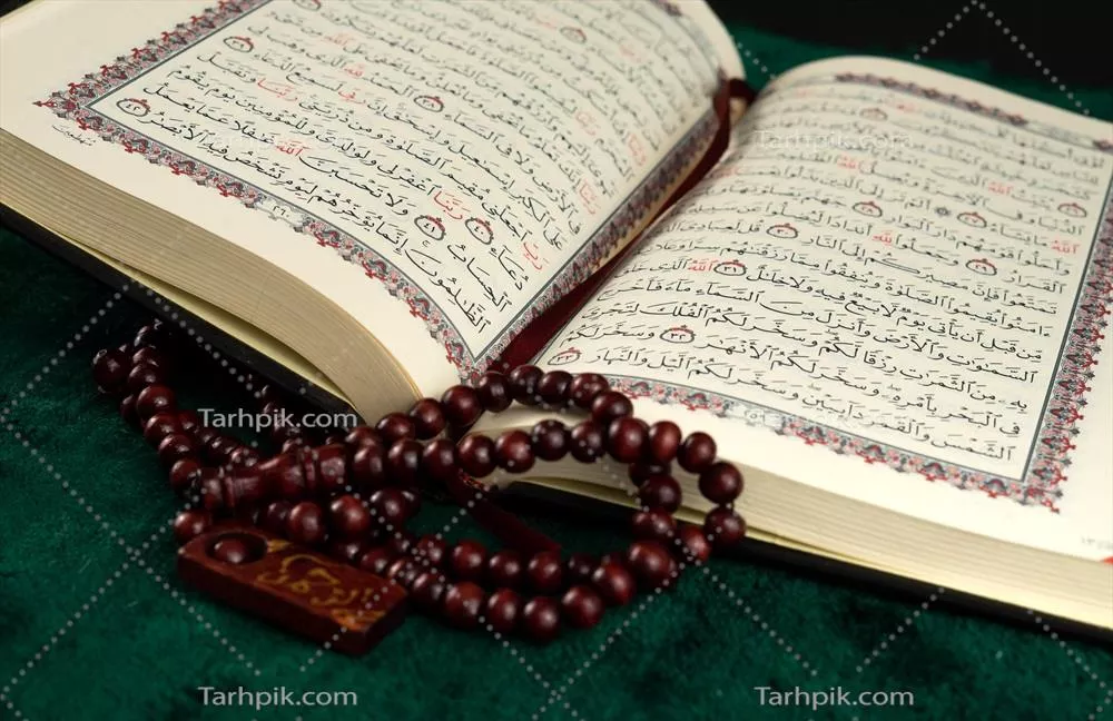 عکس کتاب قرآن باز و تسبیح به عنوان پس زمینه مذهبی زیبا و معنوی