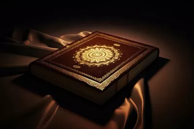 عکس تصویری زیبا از قرآن با نور در پس زمینه تاریک