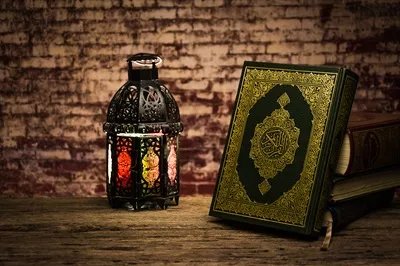 عکس قرآن کریم: کتاب مقدس مسلمانان و نماد ایمان در زندگی روزمره