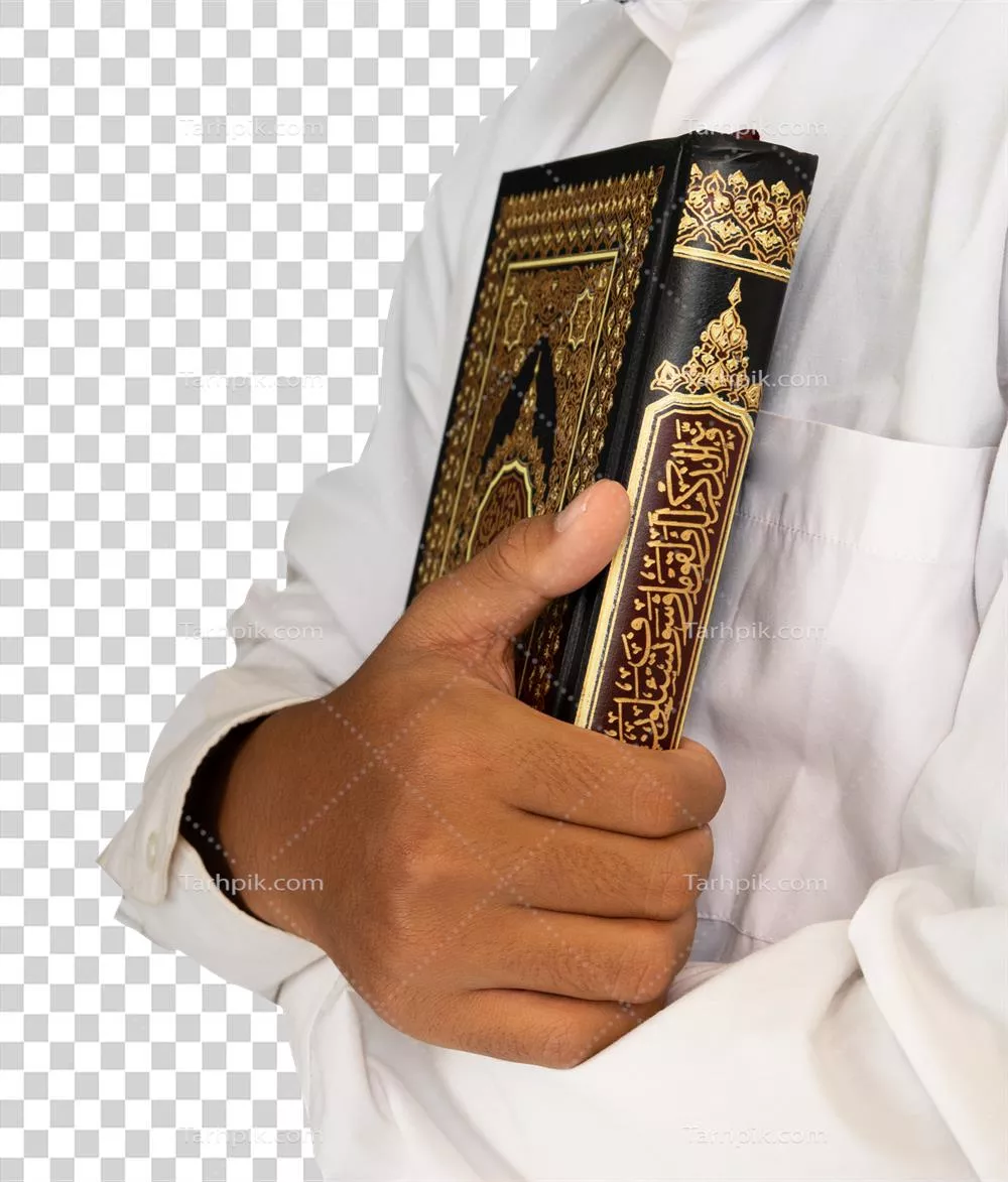 عکس دوربری مردی که با عشق قرآن را در آغوش گرفته است